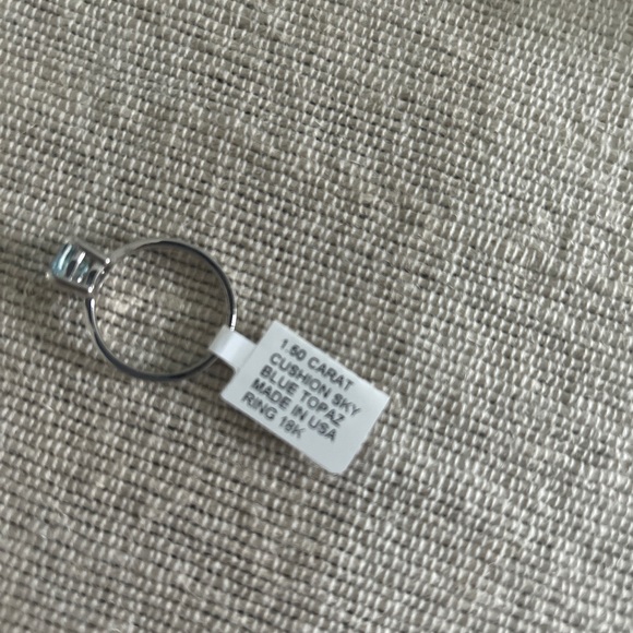 1.5 carat cushion Sky Blue Topaz 18k band - Picture 4 of 4